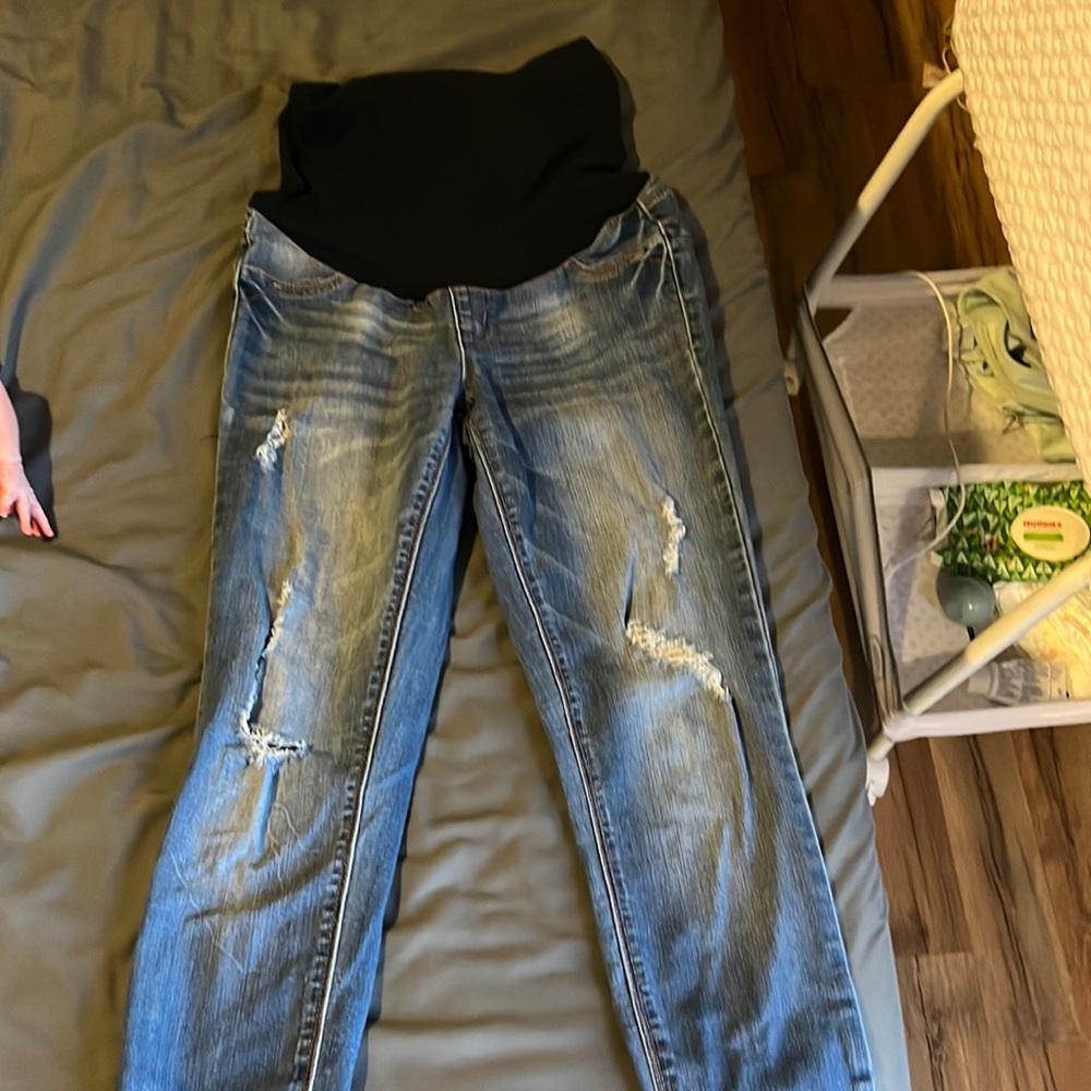 Distressed maternity jeans